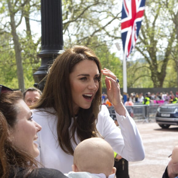 Kate Middleton -  La famille royale d'Angleterre à la rencontre de sympathisants devant le palais de Buckingham, à la veille du couronnement du roi à Londres. Le 5 mai 2023.