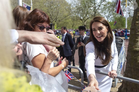 La duchesse de Sussex est absente, mais ses chaussures préférées sont de sortie.
Kate Middleton - La famille royale d'Angleterre à la rencontre de sympathisants devant le palais de Buckingham, à la veille du couronnement du roi à Londres. Le 5 mai 2023.