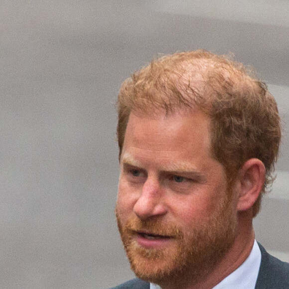 C'est notamment le cas du prince Harry, cadet de Charles III, toujours en froid avec la royal family.
Invité au couronnement de son père, le prince de 38 ans n'a pas encore rendu officielle sa venue à la cérémonie du 6 mai 2023.