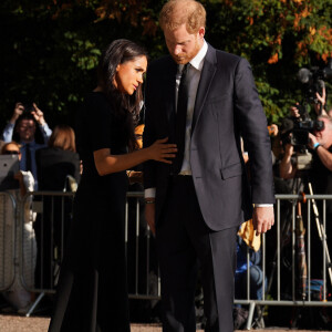 Le prince Harry, duc de Sussex et Meghan Markle, duchesse de Sussex à la rencontre de la foule devant le château de Windsor, suite au décès de la reine Elisabeth II d'Angleterre. Le 10 septembre 2022