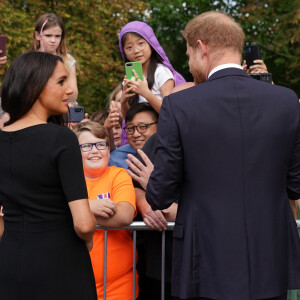 Le prince Harry, duc de Sussex et Meghan Markle, duchesse de Sussex à la rencontre de la foule devant le château de Windsor, suite au décès de la reine Elisabeth II d'Angleterre. Le 10 septembre 2022