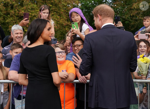 Le prince Harry, duc de Sussex et Meghan Markle, duchesse de Sussex à la rencontre de la foule devant le château de Windsor, suite au décès de la reine Elisabeth II d'Angleterre. Le 10 septembre 2022