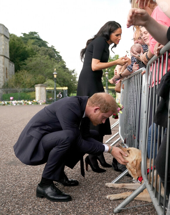 Le prince Harry, duc de Sussex et Meghan Markle, duchesse de Sussex à la rencontre de la foule devant le château de Windsor, suite au décès de la reine Elisabeth II d'Angleterre. Le 10 septembre 2022