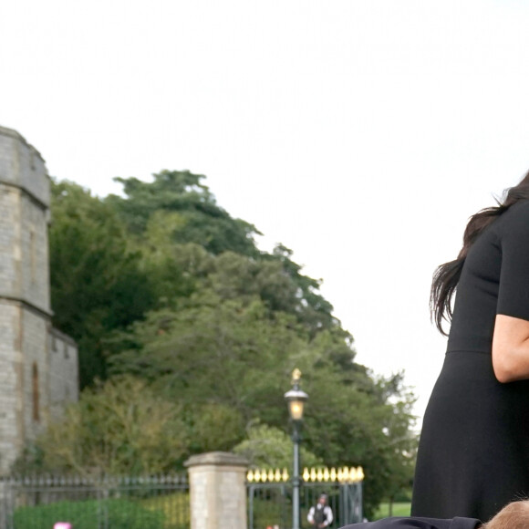 Le prince Harry, duc de Sussex et Meghan Markle, duchesse de Sussex à la rencontre de la foule devant le château de Windsor, suite au décès de la reine Elisabeth II d'Angleterre. Le 10 septembre 2022