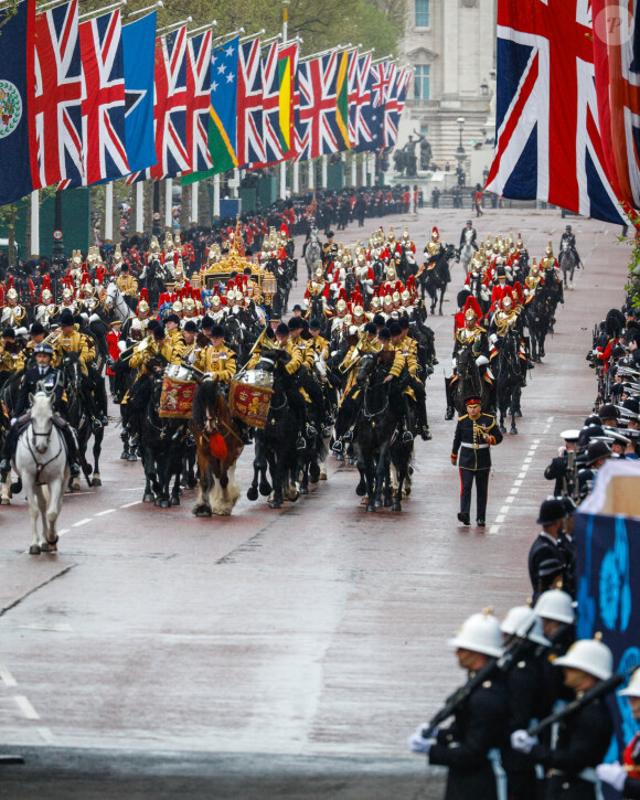 Le roi Charles III d'Angleterre et Camilla Parker Bowles, reine consort d'Angleterre, quittent le palais de Buckingham palace en carosse pour l'abbaye de Westminster de Londres Atmosphère à Londres, Royaume Uni, avant la cérémonie de couronnement du roi d'Angleterre, le 6 mai 2023. 