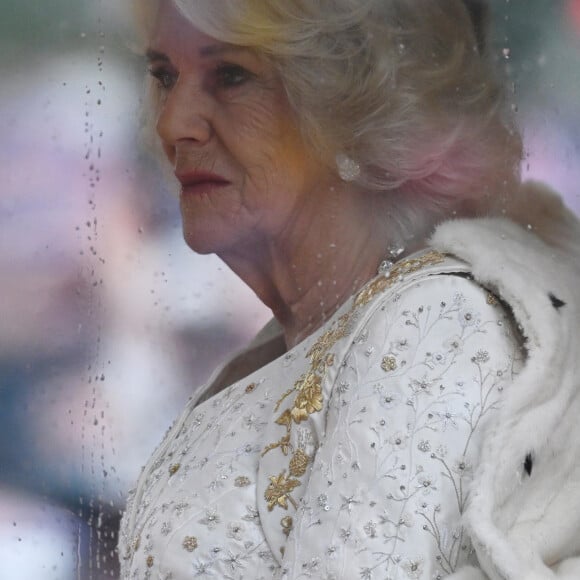 Le roi Charles III d'Angleterre et Camilla Parker Bowles, reine consort d'Angleterre, quittent le palais de Buckingham palace en carrosse Diamond Jubilee State Coach pour l'abbaye de Westminster de Londres, Royaume Uni, avant leur cérémonie de couronnement, le 6 mai 2023. 