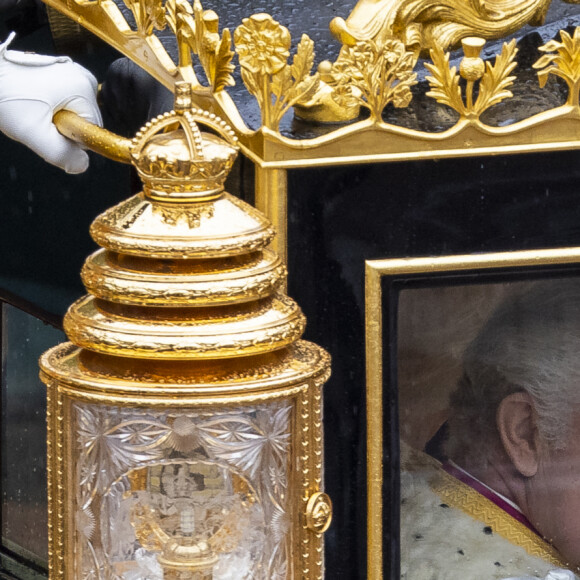 Le roi Charles III d'Angleterre et Camilla Parker Bowles, reine consort d'Angleterre, quittent le palais de Buckingham palace en carrosse Diamond Jubilee State Coach pour l'abbaye de Westminster de Londres, Royaume Uni, avant leur cérémonie de couronnement, le 6 mai 2023. 