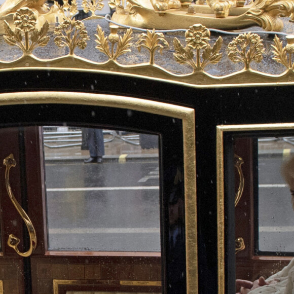 Le roi Charles III d'Angleterre et Camilla Parker Bowles, reine consort d'Angleterre, quittent le palais de Buckingham palace en carrosse Diamond Jubilee State Coach pour l'abbaye de Westminster de Londres, Royaume Uni, avant leur cérémonie de couronnement, le 6 mai 2023. 