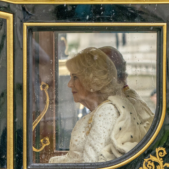 Le roi Charles III d'Angleterre et Camilla Parker Bowles, reine consort d'Angleterre, quittent le palais de Buckingham palace en carrosse Diamond Jubilee State Coach pour l'abbaye de Westminster de Londres, Royaume Uni, avant leur cérémonie de couronnement, le 6 mai 2023. 