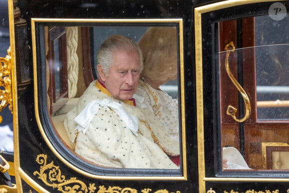 Heureusement, le roi a réussi à rentrer sans problèmes à Buckingham Palace.
Le roi Charles III d'Angleterre et Camilla Parker Bowles, reine consort d'Angleterre, quittent le palais de Buckingham palace en carrosse Diamond Jubilee State Coach pour l'abbaye de Westminster de Londres, Royaume Uni, avant leur cérémonie de couronnement, le 6 mai 2023. 