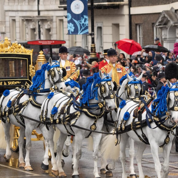 Le roi Charles III d'Angleterre et Camilla Parker Bowles, reine consort d'Angleterre, quittent le palais de Buckingham palace en carrosse Diamond Jubilee State Coach pour l'abbaye de Westminster de Londres, Royaume Uni, avant leur cérémonie de couronnement, le 6 mai 2023. 