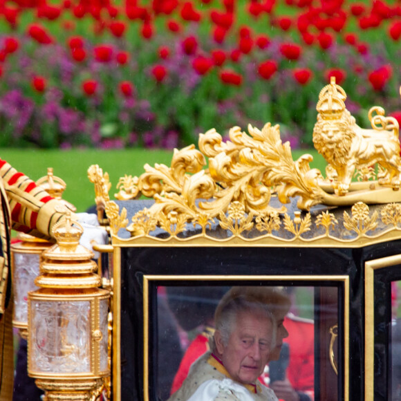 Le roi Charles III d'Angleterre et Camilla Parker Bowles, reine consort d'Angleterre, quittent le palais de Buckingham palace en carrosse Diamond Jubilee State Coach pour l'abbaye de Westminster de Londres, Royaume Uni, avant leur cérémonie de couronnement, le 6 mai 2023. 