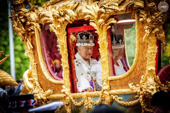 La procession du roi Charles a été marquée de plusieurs couacs. 
Le roi Charles III d'Angleterre et Camilla Parker Bowles, reine consort d'Angleterre, - Sortie de la cérémonie de couronnement du roi d'Angleterre à l'abbaye de Westminster de Londres, Royaume Uni. 