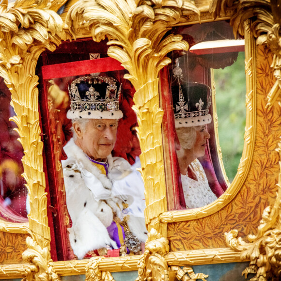 La procession du roi Charles a été marquée de plusieurs couacs. 
Le roi Charles III d'Angleterre et Camilla Parker Bowles, reine consort d'Angleterre, - Sortie de la cérémonie de couronnement du roi d'Angleterre à l'abbaye de Westminster de Londres, Royaume Uni. 