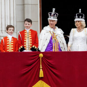 Le roi Charles III d'Angleterre, Camilla Parker Bowles, reine consort d'Angleterre et le prince George de Galles - La famille royale britannique salue la foule sur le balcon du palais de Buckingham lors de la cérémonie de couronnement du roi d'Angleterre à Londres le 5 mai 2023. 