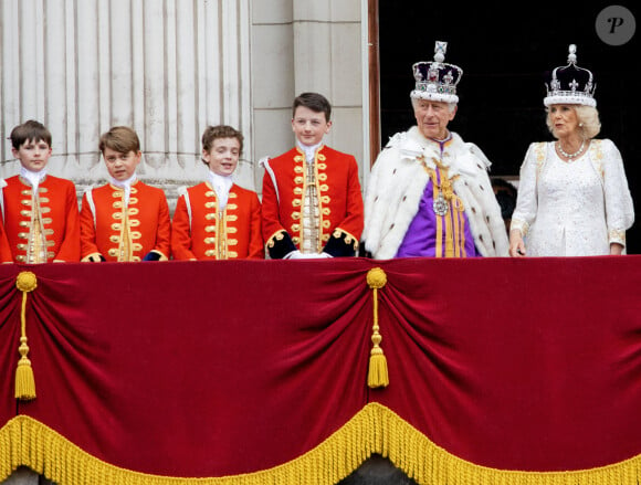 Le roi Charles III d'Angleterre, Camilla Parker Bowles, reine consort d'Angleterre et le prince George de Galles - La famille royale britannique salue la foule sur le balcon du palais de Buckingham lors de la cérémonie de couronnement du roi d'Angleterre à Londres le 5 mai 2023. 