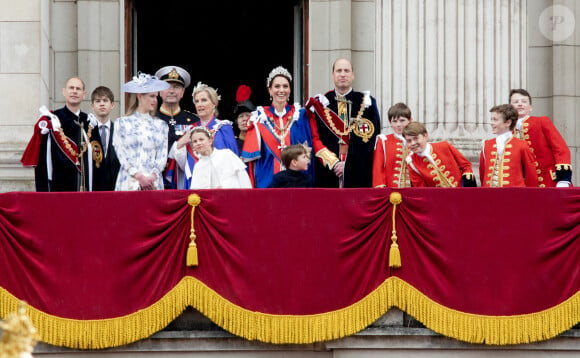 Prince George de Galles, Prince William de Galles, Kate Middleton, Prince Louis de Galles, Princesse Charlotte de Galles, Edward et Sophie d'Edimbourg, James, comte de Wessex et Lady Louise Windsor - Famille royale réunie sur le balcon de Buckingham Palace pour le couronnement de Charles III. 