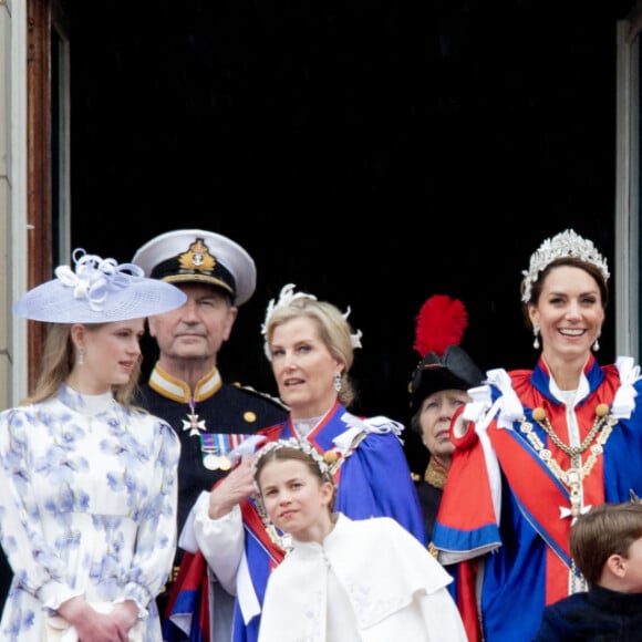 Prince George de Galles, Prince William de Galles, Kate Middleton, Prince Louis de Galles, Princesse Charlotte de Galles, Edward et Sophie d'Edimbourg, James, comte de Wessex et Lady Louise Windsor - Famille royale réunie sur le balcon de Buckingham Palace pour le couronnement de Charles III. 