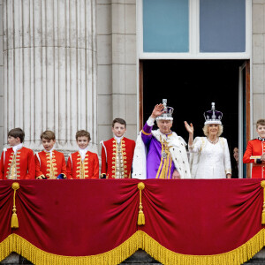 Le roi Charles III d'Angleterre, Camilla Parker Bowles, reine consort d'Angleterre et le prince George de Galles - La famille royale britannique salue la foule sur le balcon du palais de Buckingham lors de la cérémonie de couronnement du roi d'Angleterre à Londres le 5 mai 2023. 