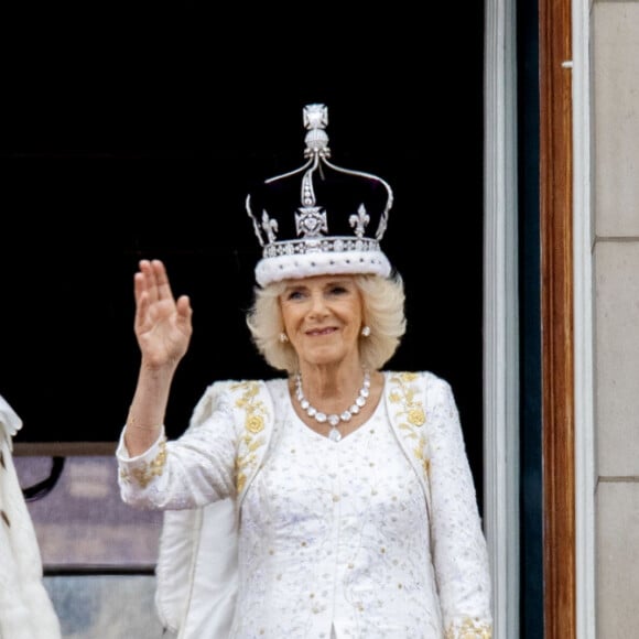 Le roi Charles III d'Angleterre et Camilla Parker Bowles, reine consort d'Angleterre - La famille royale britannique salue la foule sur le balcon du palais de Buckingham lors de la cérémonie de couronnement du roi d'Angleterre à Londres le 5 mai 2023. 