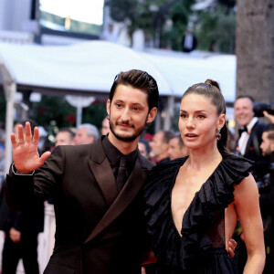 Pierre Niney et sa femme Natasha Andrews - Montée des marches du film " Mascarade " lors du 75ème Festival International du Film de Cannes. Le 27 mai 2022 © Dominique Jacovides / Bestimage