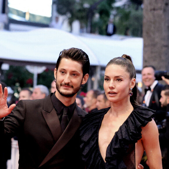Pierre Niney et sa femme Natasha Andrews - Montée des marches du film " Mascarade " lors du 75ème Festival International du Film de Cannes. Le 27 mai 2022 © Dominique Jacovides / Bestimage
