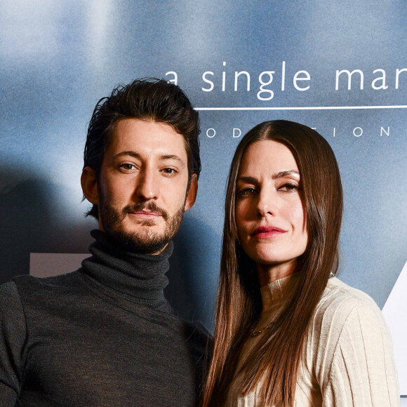 Si Pierre Niney se rend à Paris pour les tournages, c'est à la campagne qu'il s'épanouit le plus.
Pierre Niney et sa compagne Natasha Andrews à la première du film "Goliath" au cinéma UGC Normandie à Paris, le 8 mars 2022. © Pierre Perusseau/Bestimage 