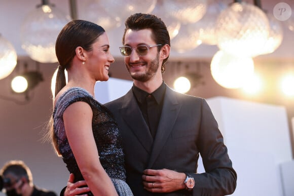 Natasha Andrews et son mari Pierre Niney lors du red carpet du film "Amants" lors de la 77ème édition du festival international du film de Venise (Mostra)
