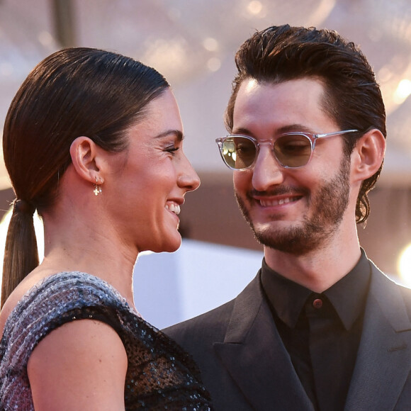 Natasha Andrews et son mari Pierre Niney lors du red carpet du film "Amants" lors de la 77ème édition du festival international du film de Venise (Mostra)
