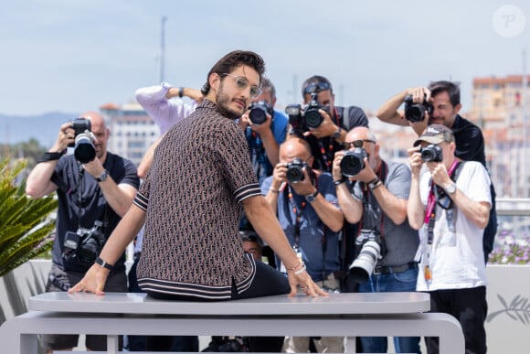 Pierre Niney au photocall de "Mascarade" lors du 75e Festival International du Film de Cannes, le 28 mai 2022. © Olivier Borde / Bestimage
