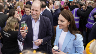 PHOTOS Kate et William s'offrent un bain de foule à Windsor : la princesse, en baskets, réconforte une enfant en pleurs