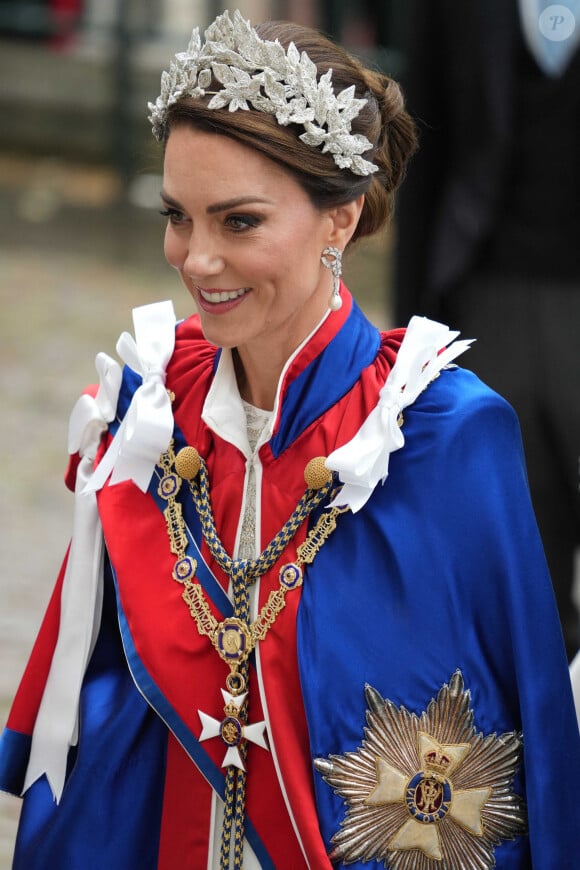 Kate Middleton a une nouvelle fois fait parler les symboles dans sa tenue.
Catherine (Kate) Middleton, princesse de Galles - Les invités arrivent à la cérémonie de couronnement du roi d'Angleterre à l'abbaye de Westminster de Londres, Royaume Uni. 