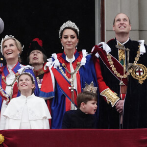 Le prince Edward, duc d'Edimbourg, Sophie, duchesse d'Edimbourg, Lady Louise Windsor, James Mountbatten-Windsor, Comte de Wessex, le prince William, prince de Galles, Catherine (Kate) Middleton, princesse de Galles, la princesse Charlotte de Galles, le prince Louis de Galles, le prince George de Galles - La famille royale britannique salue la foule sur le balcon du palais de Buckingham lors de la cérémonie de couronnement du roi d'Angleterre à Londres.