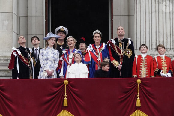Le prince Edward, duc d'Edimbourg, Sophie, duchesse d'Edimbourg, Lady Louise Windsor, James Mountbatten-Windsor, Comte de Wessex, le prince William, prince de Galles, Catherine (Kate) Middleton, princesse de Galles, la princesse Charlotte de Galles, le prince Louis de Galles, le prince George de Galles - La famille royale britannique salue la foule sur le balcon du palais de Buckingham lors de la cérémonie de couronnement du roi d'Angleterre à Londres.
