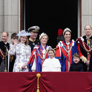 Le prince Edward, duc d'Edimbourg, Sophie, duchesse d'Edimbourg, Lady Louise Windsor, James Mountbatten-Windsor, Comte de Wessex, le prince William, prince de Galles, Catherine (Kate) Middleton, princesse de Galles, la princesse Charlotte de Galles, le prince Louis de Galles, le prince George de Galles - La famille royale britannique salue la foule sur le balcon du palais de Buckingham lors de la cérémonie de couronnement du roi d'Angleterre à Londres le 5 mai 2023.
British royal family on the balcony of Buckingham Palace, London, following the coronation. Picture date: Saturday May 6, 2023.