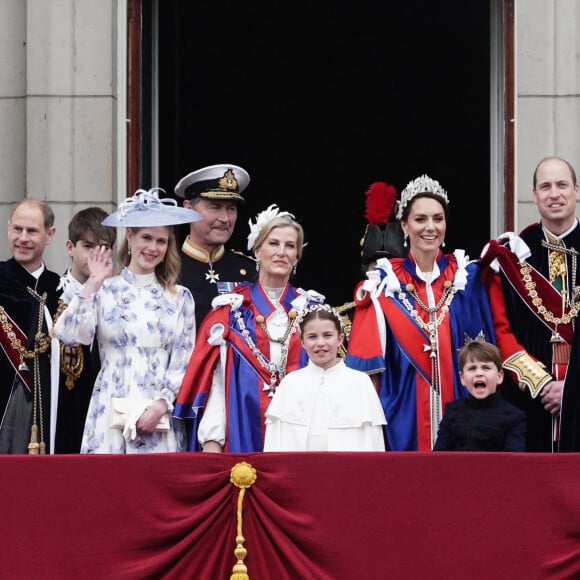 Le prince Edward, duc d'Edimbourg, Sophie, duchesse d'Edimbourg, Lady Louise Windsor, James Mountbatten-Windsor, Comte de Wessex, le prince William, prince de Galles, Catherine (Kate) Middleton, princesse de Galles, la princesse Charlotte de Galles, le prince Louis de Galles, le prince George de Galles - La famille royale britannique salue la foule sur le balcon du palais de Buckingham lors de la cérémonie de couronnement du roi d'Angleterre à Londres le 5 mai 2023.
British royal family on the balcony of Buckingham Palace, London, following the coronation. Picture date: Saturday May 6, 2023.