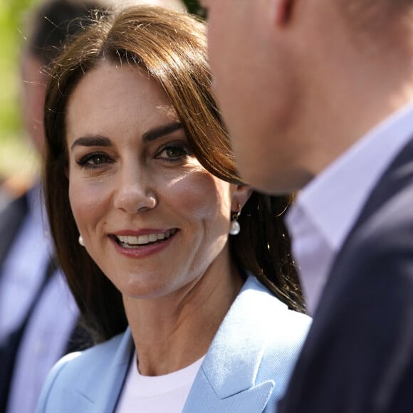 Le prince William, prince de Galles, et Catherine (Kate) Middleton, princesse de Galles, à la rencontre du public du concert du couronnement près du château de Windsor Le prince William, prince de Galles, et Catherine (Kate) Middleton, princesse de Galles - Le prince de Galles, et la princesse de Galles, à la rencontre du public du concert du couronnement près du château de Windsor, le 7 mai 2023. Au lendemain du sacre du roi d'Angleterre et de la reine consort, L.Richie, K.Perry et le groupe Take That, sans R.Williams, Andrea Bocelli seront quelques un des artistes à se produire sur scène pour fêter l'événement. 