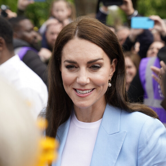 Le prince William, prince de Galles, et Catherine (Kate) Middleton, princesse de Galles, à la rencontre du public du concert du couronnement près du château de Windsor Catherine (Kate) Middleton, princesse de Galles - Le prince de Galles, et la princesse de Galles, à la rencontre du public du concert du couronnement près du château de Windsor, le 7 mai 2023. Au lendemain du sacre du roi d'Angleterre et de la reine consort, L.Richie, K.Perry et le groupe Take That, sans R.Williams, Andrea Bocelli seront quelques un des artistes à se produire sur scène pour fêter l'événement. 