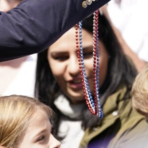 Le prince William, prince de Galles, et Catherine (Kate) Middleton, princesse de Galles, à la rencontre du public du concert du couronnement près du château de Windsor Le prince William, prince de Galles - Le prince de Galles, et la princesse de Galles, à la rencontre du public du concert du couronnement près du château de Windsor, le 7 mai 2023. Au lendemain du sacre du roi d'Angleterre et de la reine consort, L.Richie, K.Perry et le groupe Take That, sans R.Williams, Andrea Bocelli seront quelques un des artistes à se produire sur scène pour fêter l'événement. 