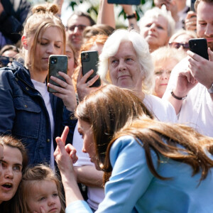 Le prince William, prince de Galles, et Catherine (Kate) Middleton, princesse de Galles, à la rencontre du public du concert du couronnement près du château de Windsor Catherine (Kate) Middleton, princesse de Galles - Le prince de Galles, et la princesse de Galles, à la rencontre du public du concert du couronnement près du château de Windsor, le 7 mai 2023. Au lendemain du sacre du roi d'Angleterre et de la reine consort, L.Richie, K.Perry et le groupe Take That, sans R.Williams, Andrea Bocelli seront quelques un des artistes à se produire sur scène pour fêter l'événement. 