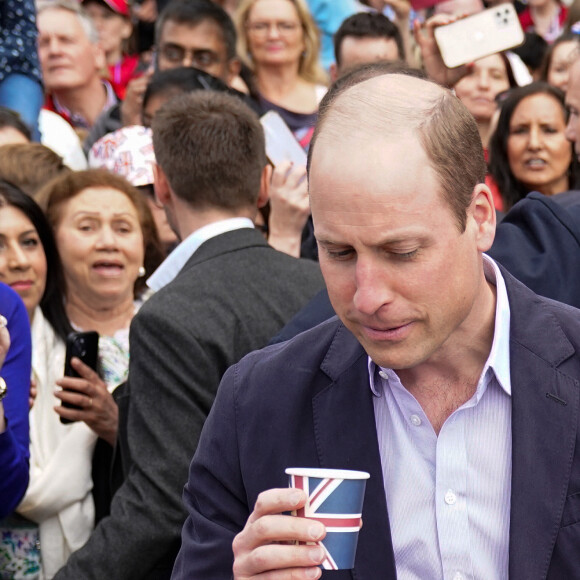 Le prince William, prince de Galles, et Catherine (Kate) Middleton, princesse de Galles, à la rencontre du public du concert du couronnement près du château de Windsor Le prince William, prince de Galles - Le prince de Galles, et la princesse de Galles, à la rencontre du public du concert du couronnement près du château de Windsor, le 7 mai 2023. Au lendemain du sacre du roi d'Angleterre et de la reine consort, L.Richie, K.Perry et le groupe Take That, sans R.Williams, Andrea Bocelli seront quelques un des artistes à se produire sur scène pour fêter l'événement. 