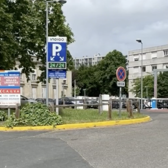 Capture d'écran de BFMTV : Pierre Palmade, sous contrôle judiciaire, regagnant l'hôpital Pellegrin après avoir passé un week-end avec ses proches ce 7 mai 2023