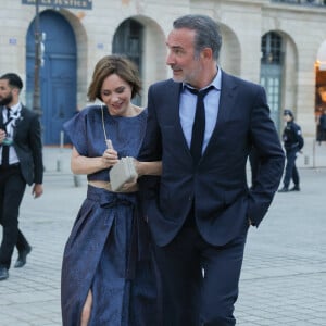 Jean Dujardin était particulièrement classe en smoking, tandis que Nathalie Péchalat était sublime dans une belle robe bleue très longue et qui laissait apparaître son ventre
Exclusif - Jean Dujardin et sa compagne Nathalie Péchalat arrivent à la cérémonie " 2023 Laureus World Sports Awards" à Paris le 8 mai 2023.
