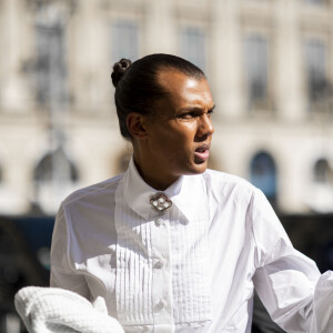 Ce qui l'avait ainsi conduit à "renoncer à quelques premières dates en France puis en Europe" (de fin mars jusqu'à fin mai, ndlr).
Exclusif - Le chanteur Stromae (Paul van Haver) et sa femme Coralie Barbier rentrent à l'hôtel Ritz après le défilé Chanel à Paris le 4 octobre 2022. 