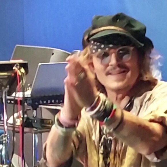 "Deux personnalité éruptives sur un même plateau de cinéma, et voilà rapidement les rumeurs de mésentente qui fleurissent".
Johnny Depp joue au concert de Jeff Beck au Royal Albert Hall à Londres, dans l'attente du verdict de son procès contre A.Heard. Le 29 mai 2022.