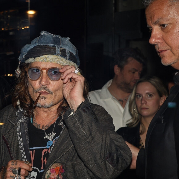 Il assistait tranquillement, quelques heures plus tard, à une projection du film Donnie Brasco au cinéma du Panthéon.
Exclusif - Johnny Depp quitte la projection privée et la masterclass autour du film Donnie Brasco au cinéma du Panthéon à Paris le 26 avril 2023.