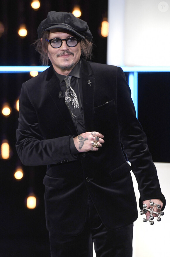 Johnny Depp reçoit un Donostia award sur la scène du 69ème festival international du film de San Sebastian (Saint Sebastien) le 22 septembre 2021 © Future-Image via ZUMA Press / Bestimage