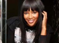 Naomi Campbell vous invite à presser ses seins... contre votre torse ! La coquine !