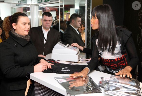 Naomi Campbell, au centre commercial Westfield à Londres, le vendredi 26 février, pour l'opération Fashion for Relief.