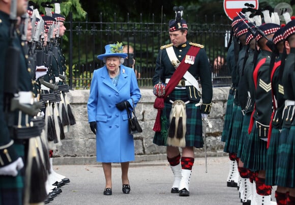 La reine Elisabeth II d'Angleterre a officiellement commencé ses vacances à Balmoral, Royaume Uni, le 6 août 2018, avec une cérémonie militaire d'accueil en présence de la mascotte Cruachan IV qui a obligé la reine à pincer son nez... 